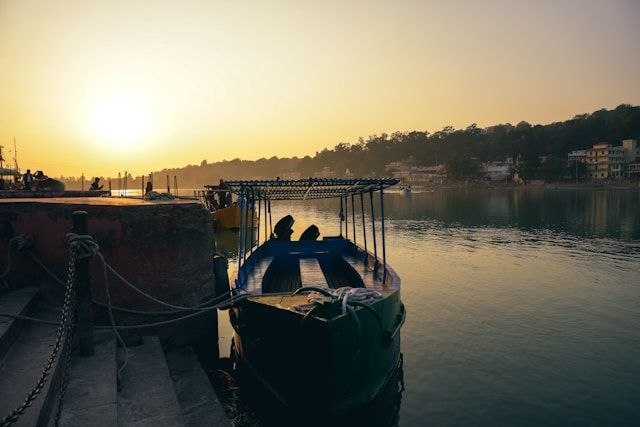 Watch from a boat for the full scene