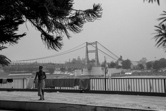Back-alley drift behind the ghats