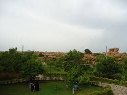 Quiet sit-down spots between rocks