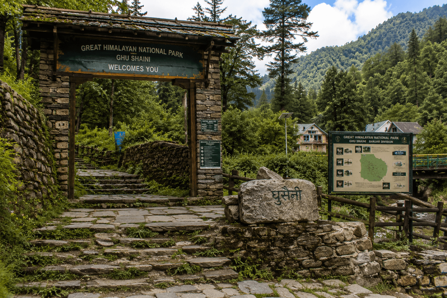 Gateway vibe for nature trails and park-side routes