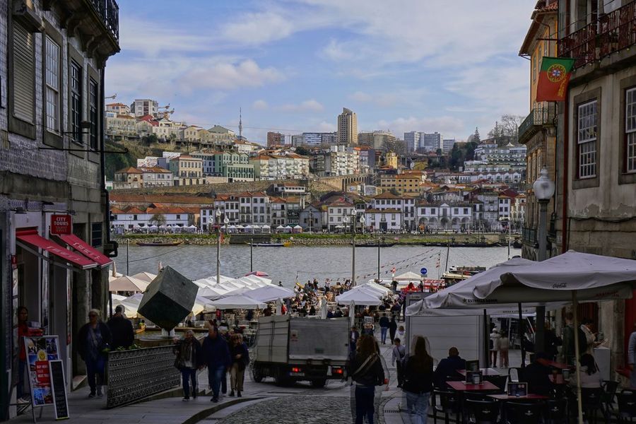 Waterfront cafés