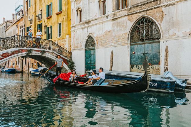 Gondola Ride through Cannaregio’s Quiet Canals