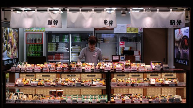 Tsukiji Outer Market Food Tour