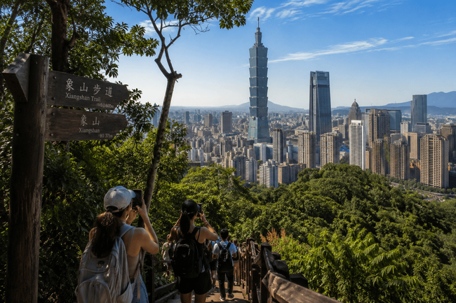 Hiking Elephant Mountain (Xiangshan)